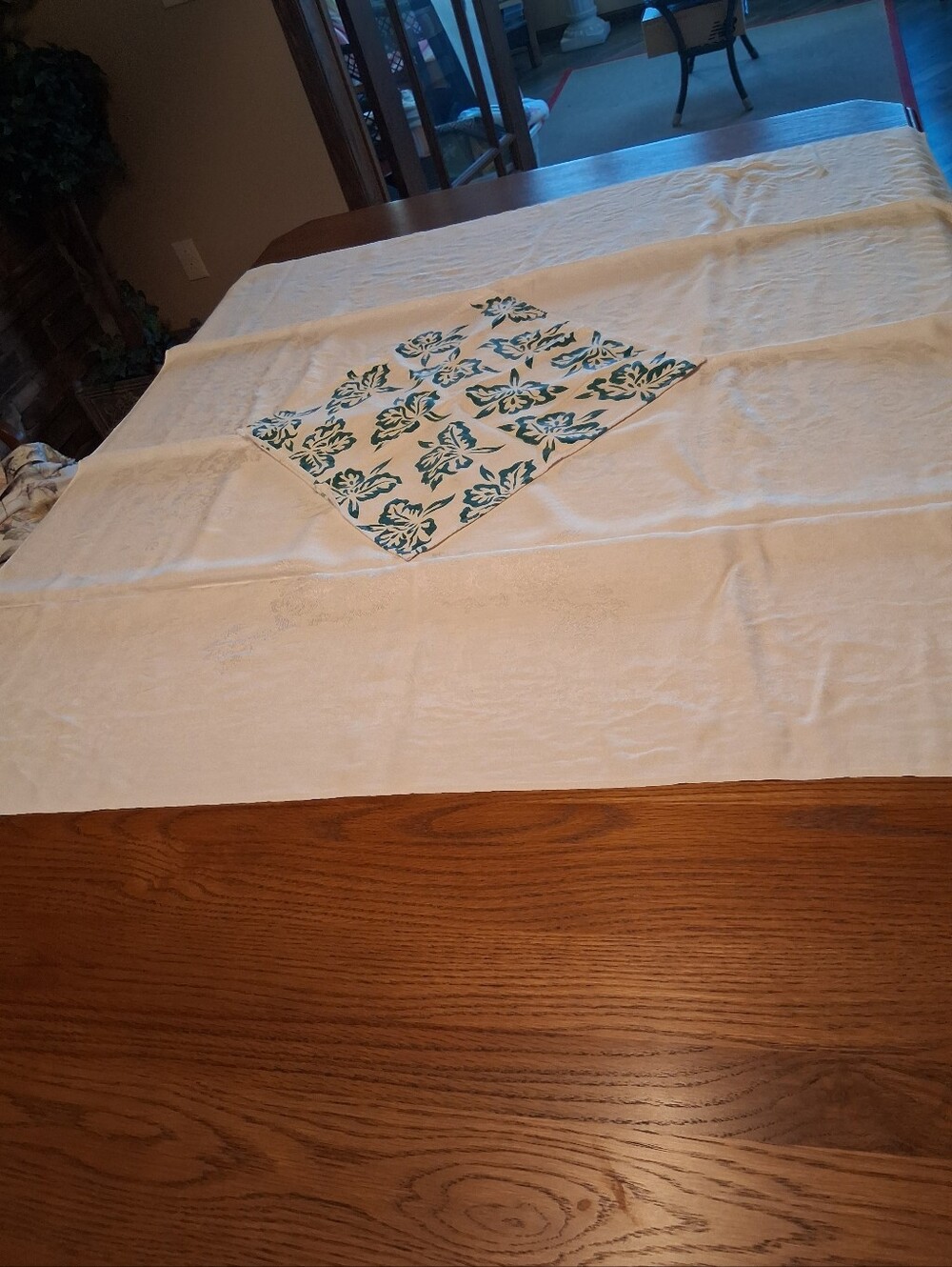 White Cotton Linen Damask tablecloth‎ with Hawaiian hibiscus teal flower mat